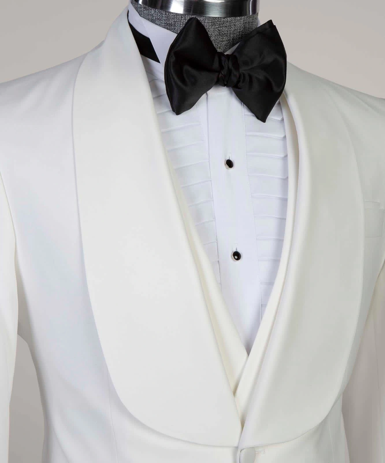 White Elegance: Un Tuxedo Classico per Serate Indimenticabili! Bianco e Perfetto, Stile Italiano.