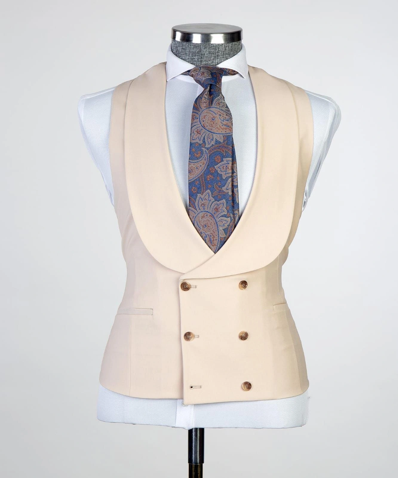 Completo beige da uomo elegante perfetto per affari tre pezzi stile italiano essenziale e impeccabile per ogni professionista.