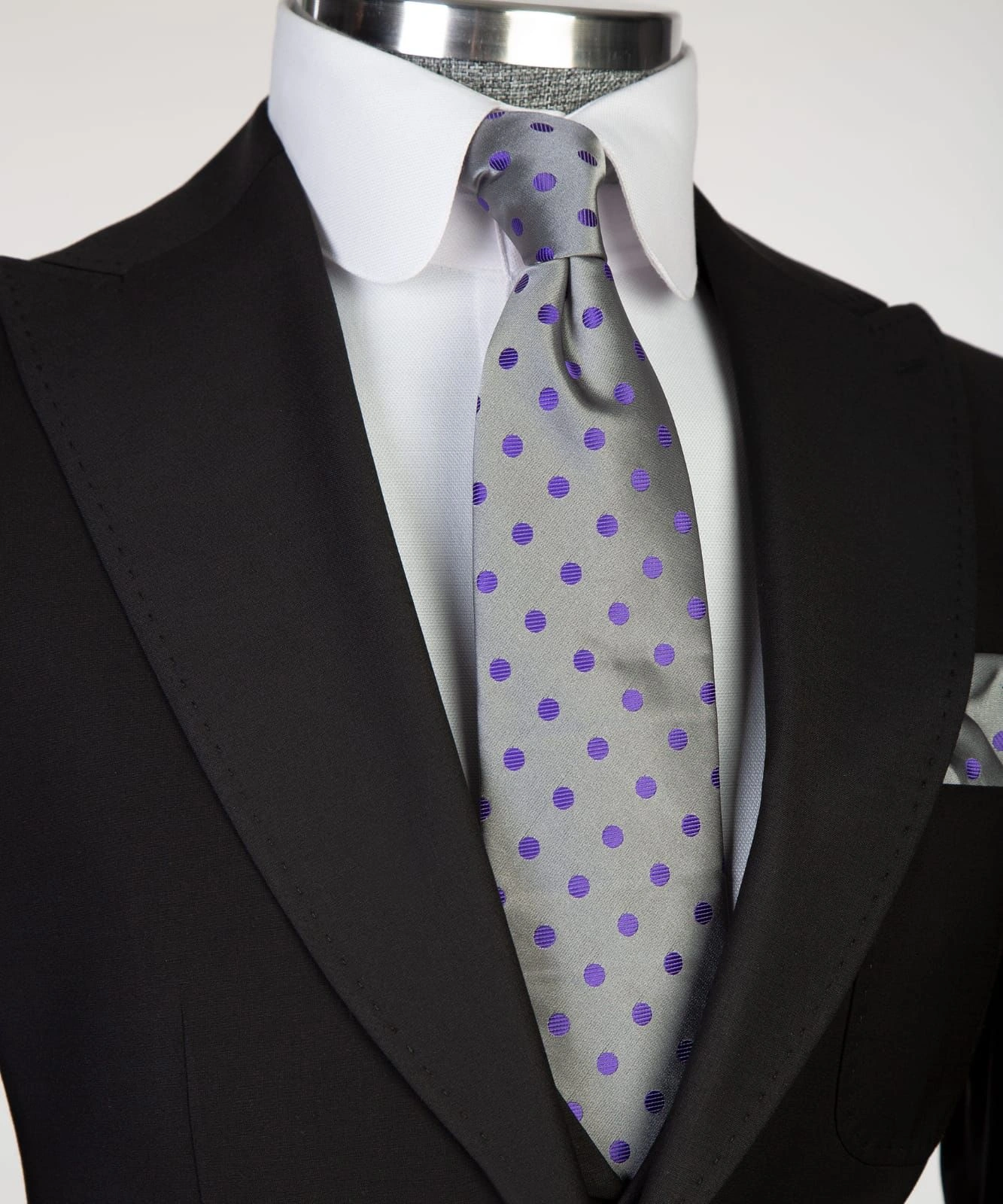 Completo nero da uomo elegante tre pezzi: stile italiano impeccabile per affari e occasioni speciali.