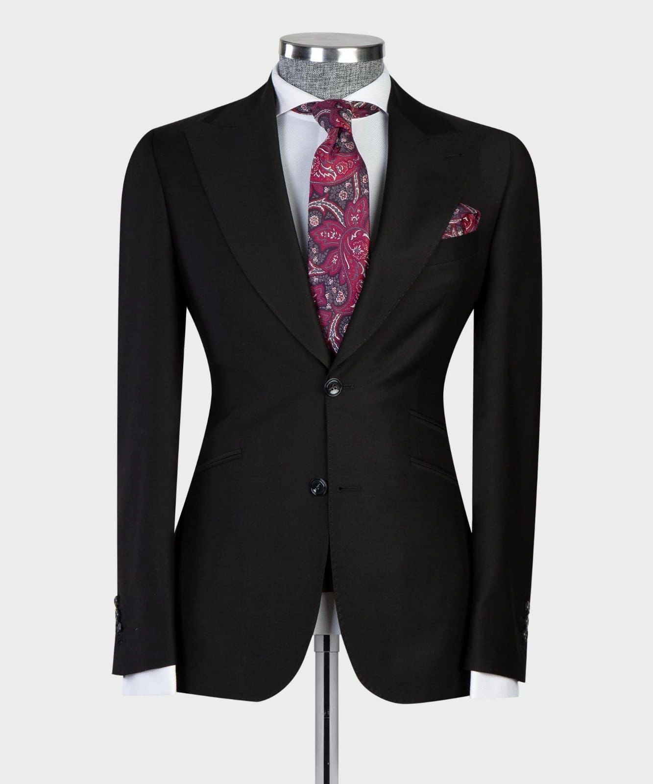 Completo business nero: eleganza senza tempo, stile impeccabile per l'uomo di successo. Tre pezzi, un'immagine.