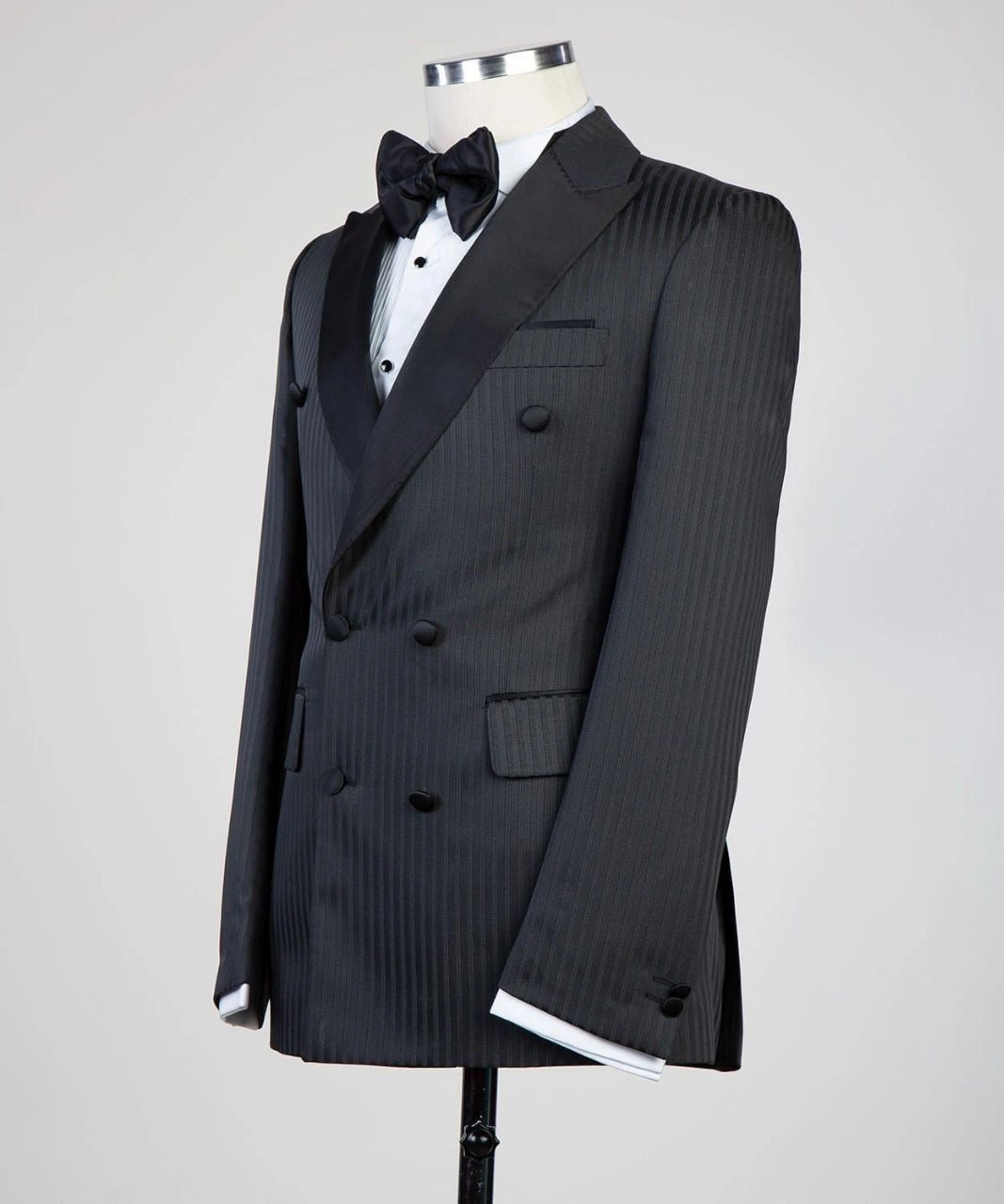 Super Nero Doppiopetto: Eleganza Oscura, Stile Ineguagliabile. Un Classico Italiano per l'Uomo Moderno!