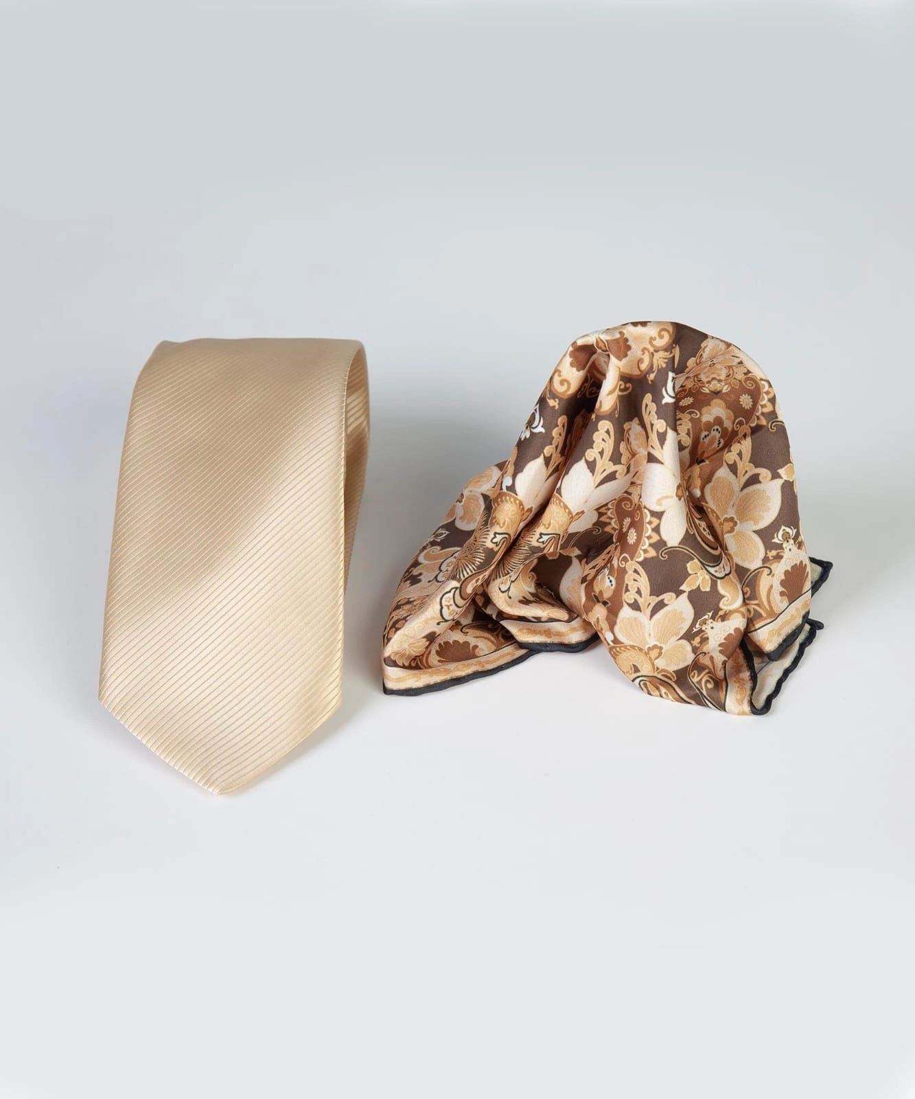 Eleganza senza tempo: cravatta e fazzoletto, un duo perfetto per ogni occasione con stile!