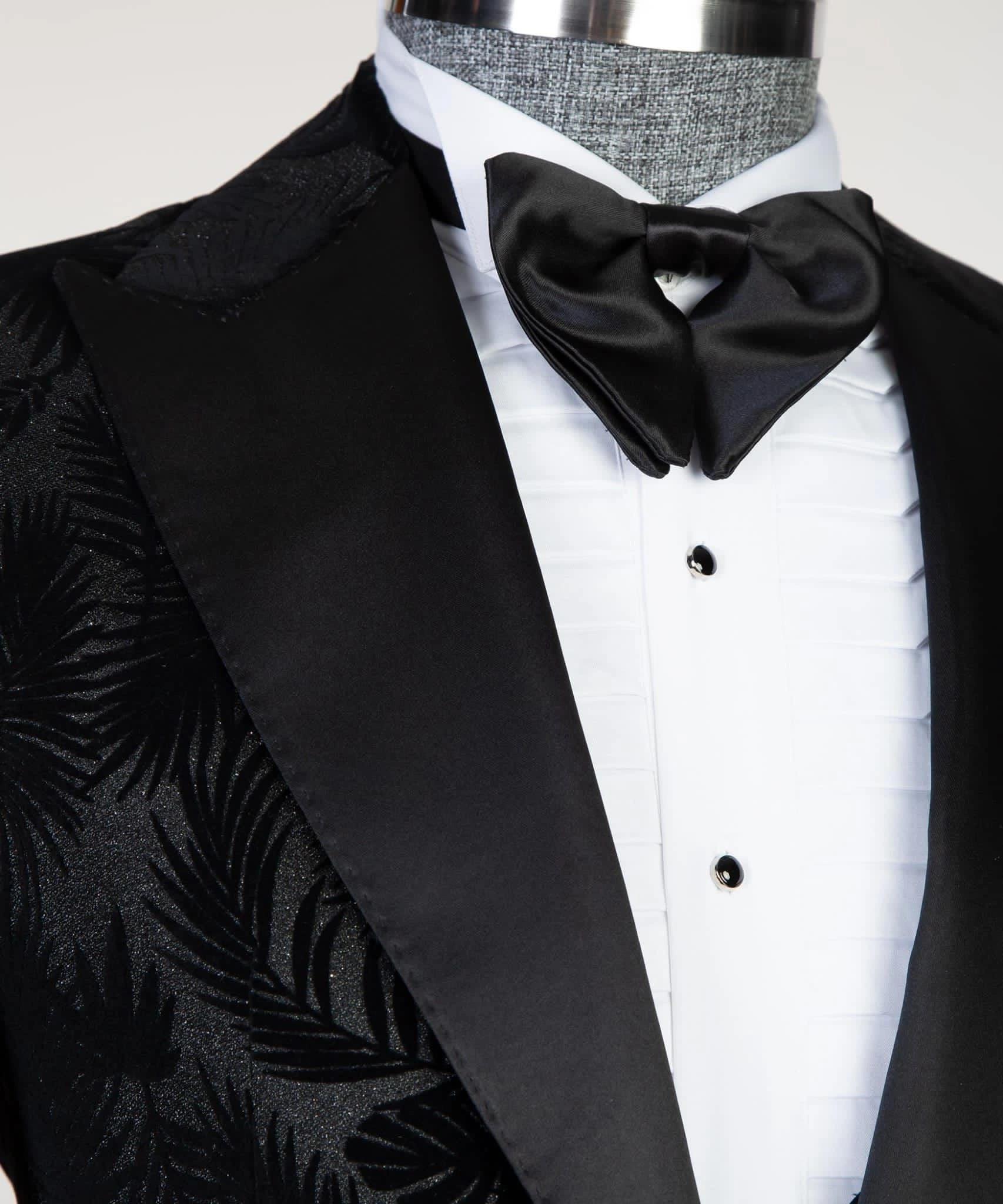 Completo da cerimonia nero: tre pezzi di eleganza senza tempo, perfetto per ogni evento speciale.