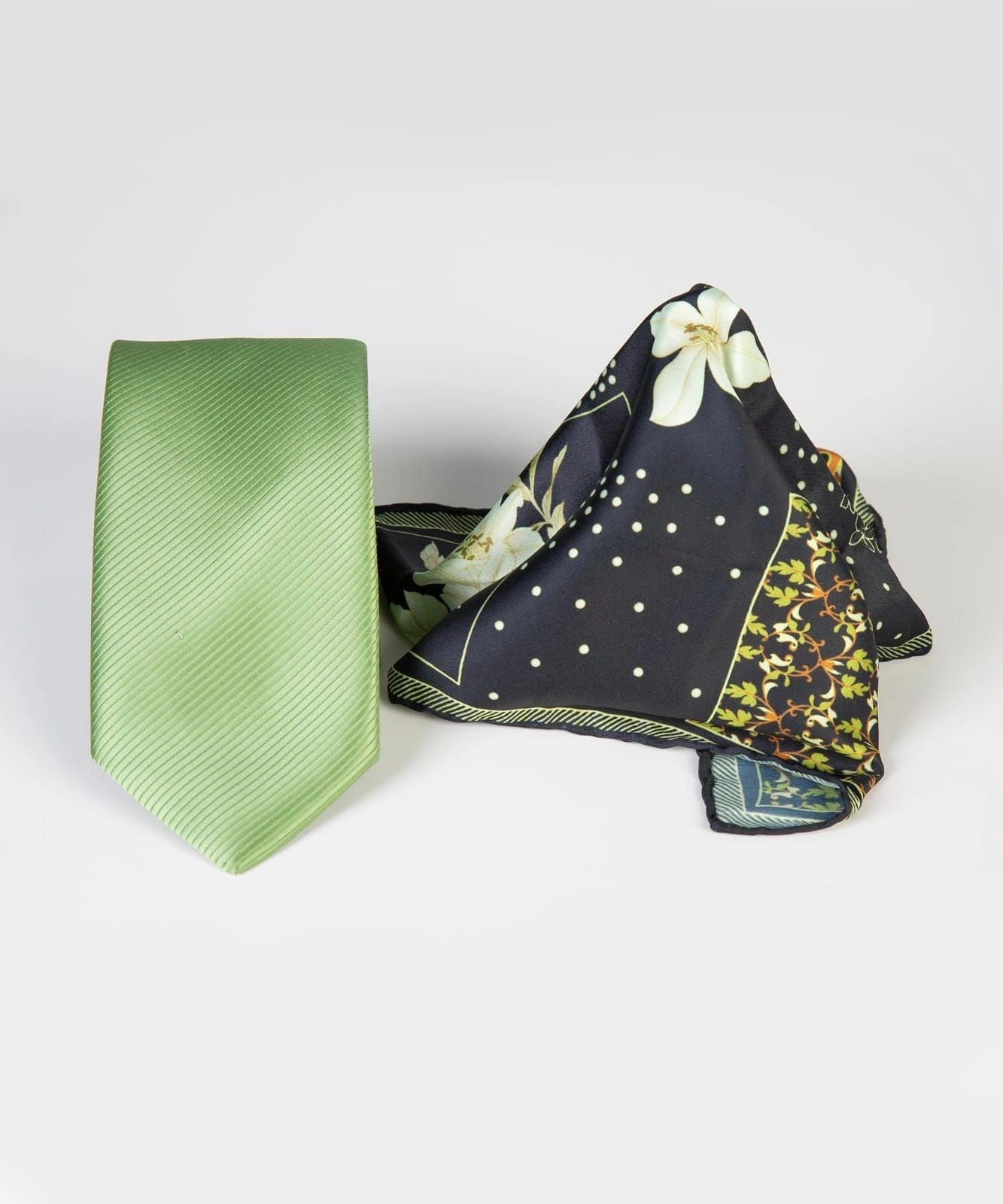 Elegante duo cravatta e fazzoletto: un tocco di classe italiano per ogni occasione!
